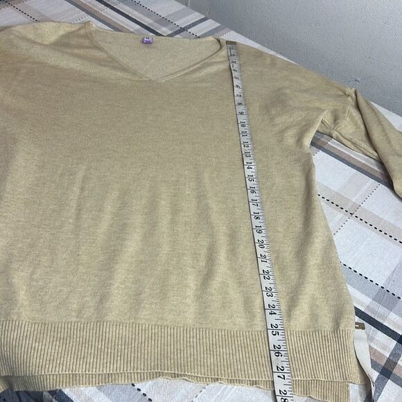 Woman's Sweater - Picture 6 of 7